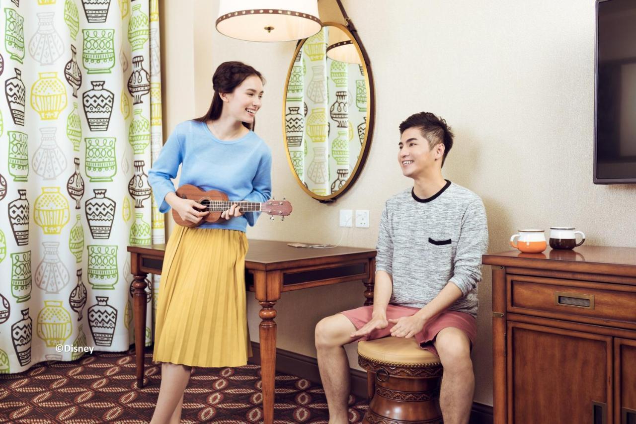 Disney Explorers Lodge Hong Kong Exterior photo A couple in a hotel room