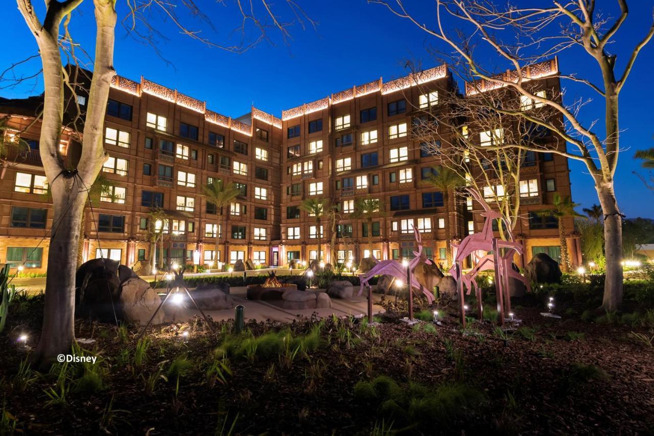 Disney Explorers Lodge Hong Kong Exterior photo The hotel at night