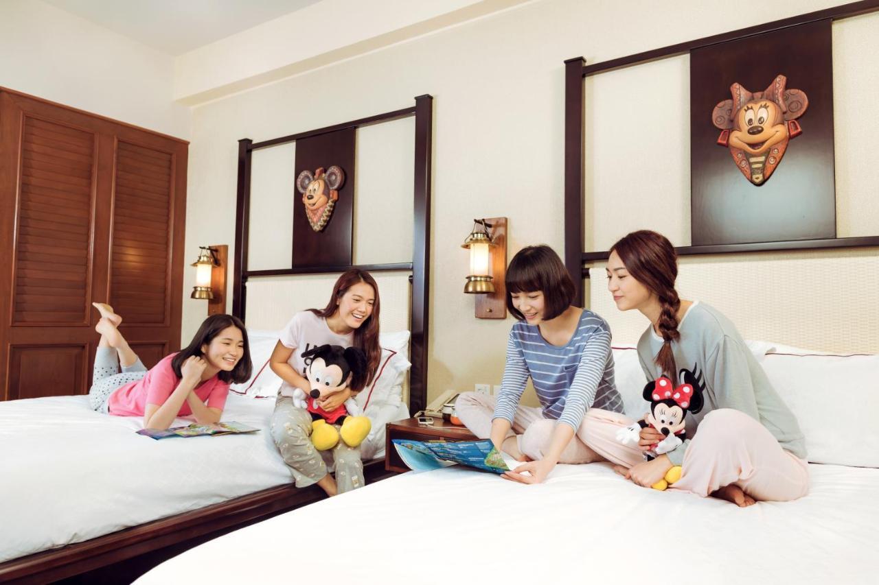 Disney Explorers Lodge Hong Kong Exterior photo Family at the hotel