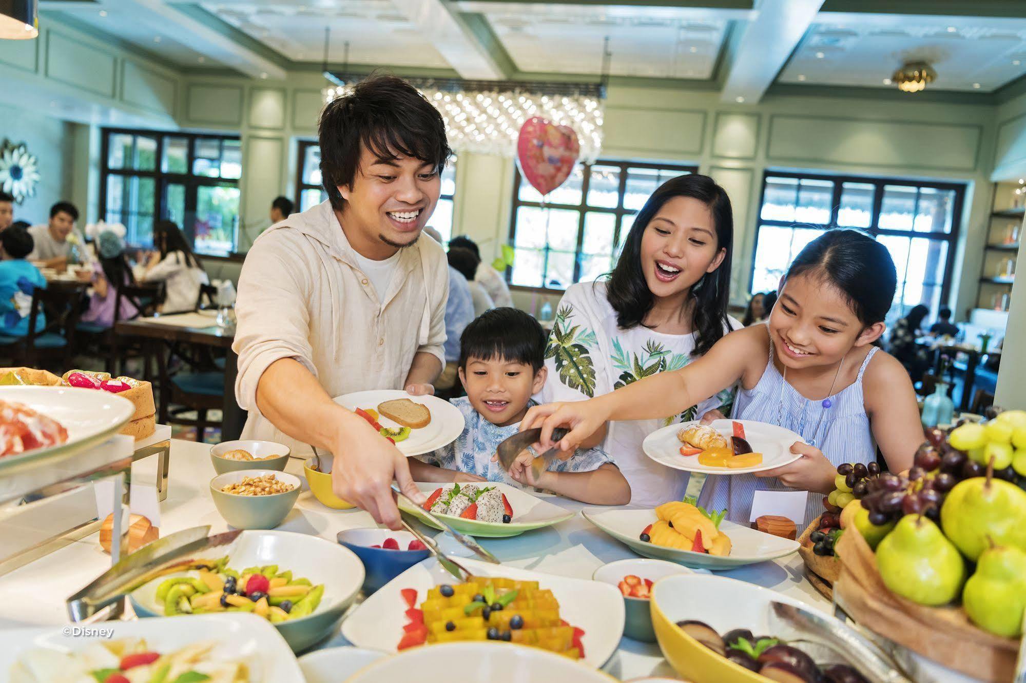 Disney Explorers Lodge Hong Kong Exterior photo Family at a buffet