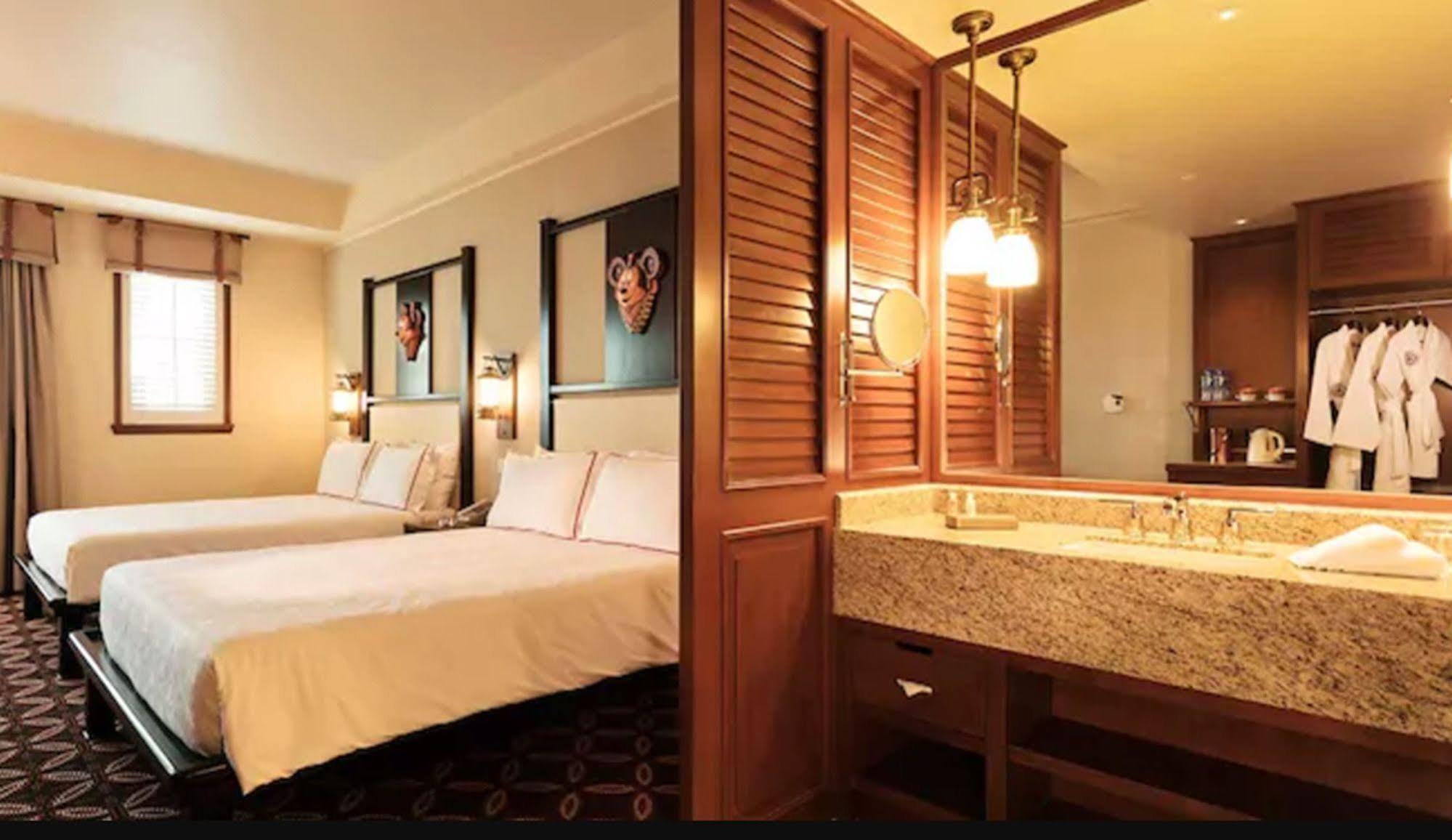 Disney Explorers Lodge Hong Kong Exterior photo Deluxe Room